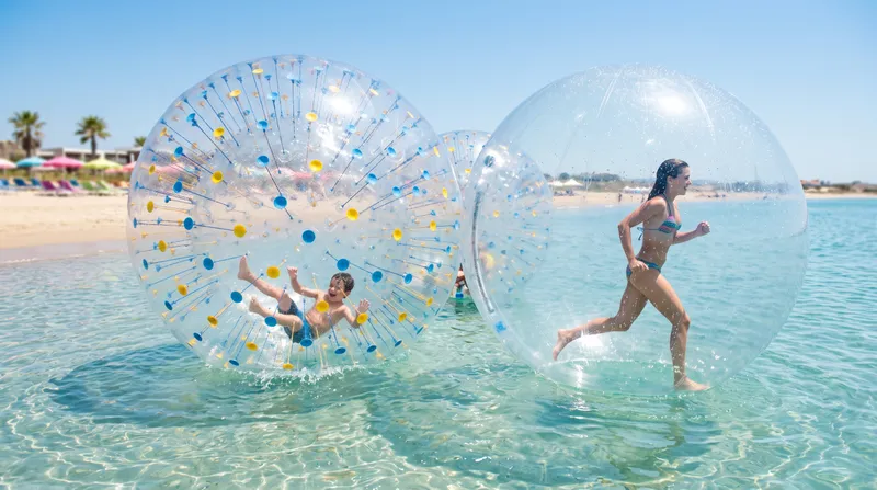 Water walking balls sur l'eau turquoise