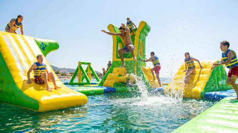 Le parc aquatique flottant Wibit de BIGI BORO à Marina Smir
